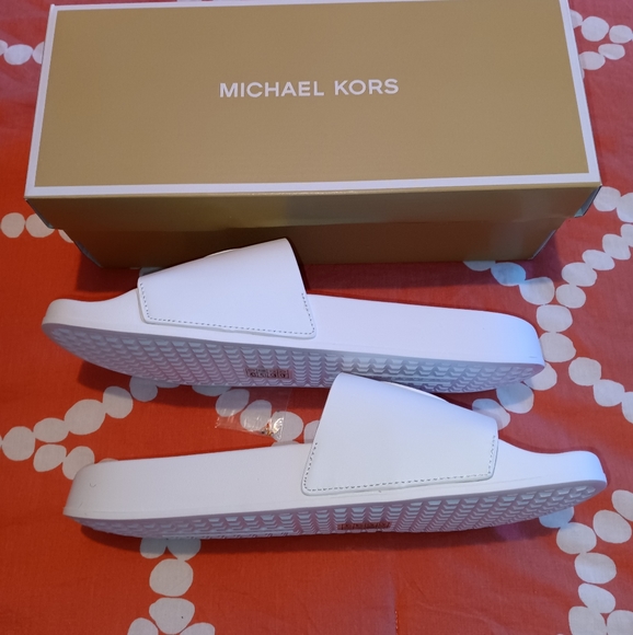 Michael Kors Gilmore Slides - Picture 5 of 14